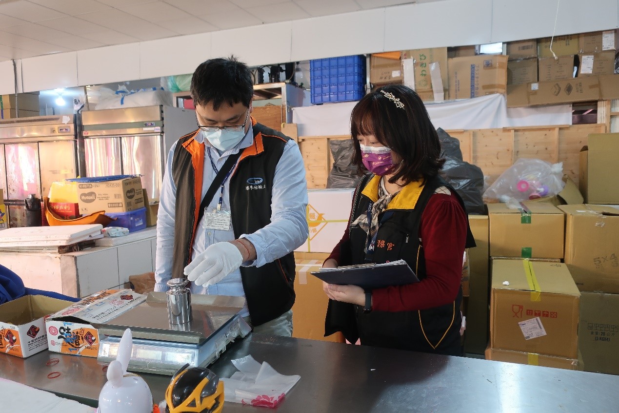 安心採買過新年 漁港及市場磅秤檢查98.9%合格 抽查春節食品禮盒食品標示全數合格
